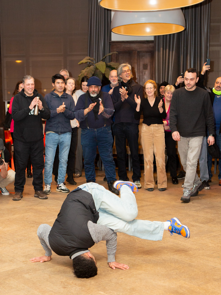 Het groepsdansen werd even onderbroken door een kleine Demonstratie Breakdancing